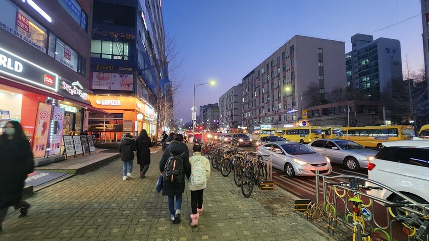 지난 7일 오후 서울 노원구 중계동 학원들이 밀집해 있는 은행사거리 모습. 박지영 기자