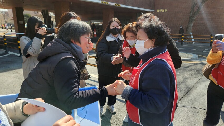 6일 오전 11시 서울 도봉구 덕성여대 정문 앞에서 ‘청소노동자 탄압, 일방적 구조조정 더는 두고 볼 수 없습니다’ 졸업생 106명 긴급 기자회견에서 졸업생들과 청소노동자들이 인사를 하고 있다. 박지영 기자