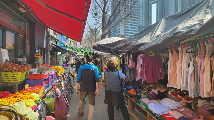 19일 오전 서울 동대문구 제기동 인도에 늘어선 노점상들. 박지영 기자