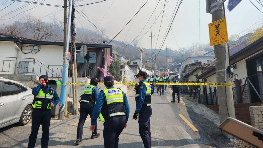 2일 오후 서울 인왕산 인근에서 난 불로 서대문구 홍제동 개미마을 주민들이 경찰과 소방의 안내에 따라 긴급 대피했다. 박지영 기자