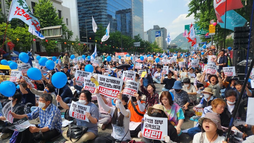 한일역사정의평화행동과 615공동선언실천남측위 주최로 20일 오후 2시 서울 중구 프레스센터 앞 세종대로에서 열린 ‘윤석열 정부 굴욕외교 심판대회’에서 시민들이 ‘일본 핵 오염수 해양투기 반대’ 등의 문구가 적힌 손팻말을 들고 구호를 외치고 있다. 박지영 기자