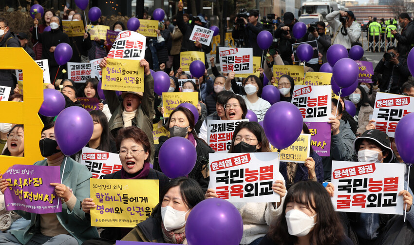 제1586차 일본군성노예제 문제해결을 위한 정기 수요시위가 8일 오후 서울 종로구 옛 주한일본대사관 인근에서 열려, 참가자들이 '위안부' 피해 할머니들의 명예와 인권 회복, '강제동원 셀프배상' 철회 등을 요구하고 있다. 김정효 기자 hyopd@hani.co.kr