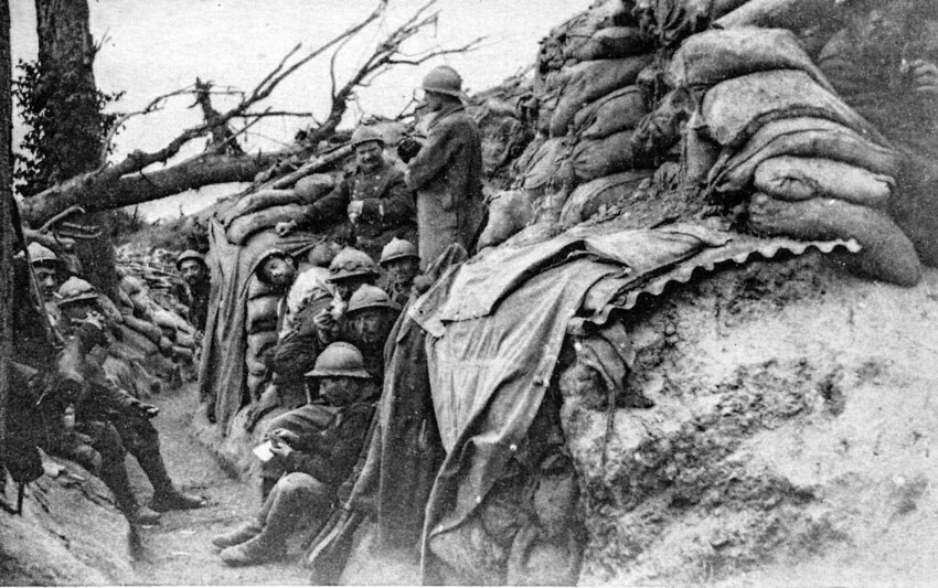 베르됭 전투 당시 참호에서 대기 중인 프랑스군 병사들. 교양인 제공