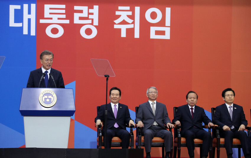 문재인&nbsp;대통령은 2017년&nbsp;5월10일&nbsp;국회&nbsp;본청&nbsp;로텐더홀에서&nbsp;열린&nbsp;제19대&nbsp;대통령&nbsp;취임식에서&nbsp;“제왕적 권력을 나누겠다”고 밝혔다.&nbsp;문 대통령은 퇴임을 앞둔 언론 인터뷰에선 “제가 왜 제왕적 대통령인가”라고 항변했다.&nbsp;국회사진기자단