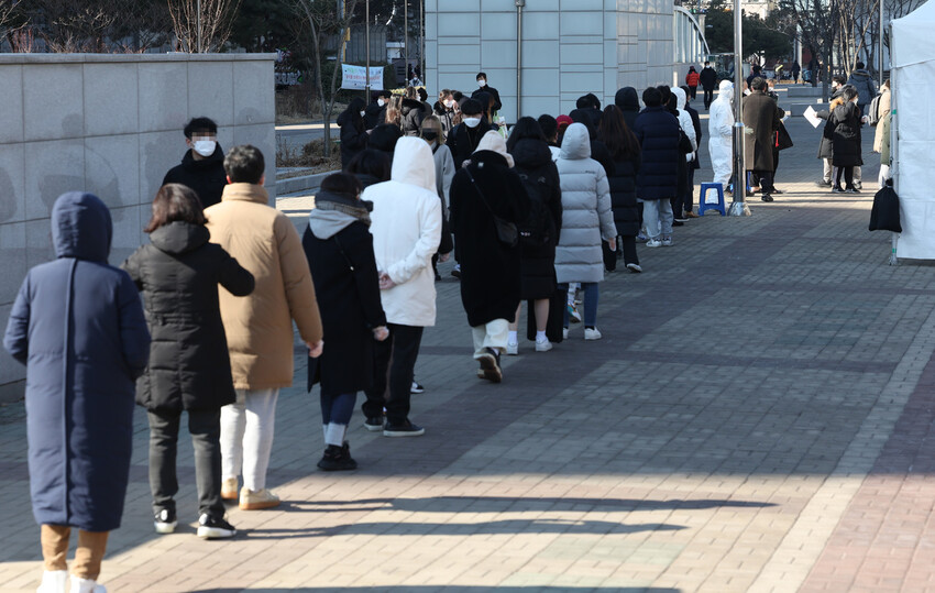 코로나19 신규 확진자가 나흘째 3만명대를 기록한 8일 오후 서강대 역사 광장 선별검사소에 시민들이 검사를 받기 위해 줄을 서서 기다리고 있다. 연합뉴스