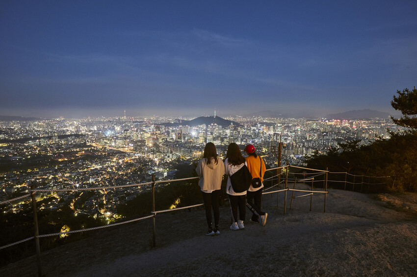 인왕산에서 내려다 본 서울 야경.