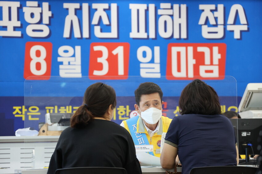 지난달 1일 이강덕 경북 포항시장이 지진 피해 접수마감 한 달을 앞두고 직접 홍보에 나섰다. 포항시 제공