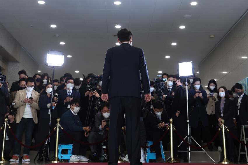 윤석열 대통령이 18일 오전 서울 용산 대통령실 청사에서 출근길 약식 기자회견을 하고 있다. 대통령실 제공