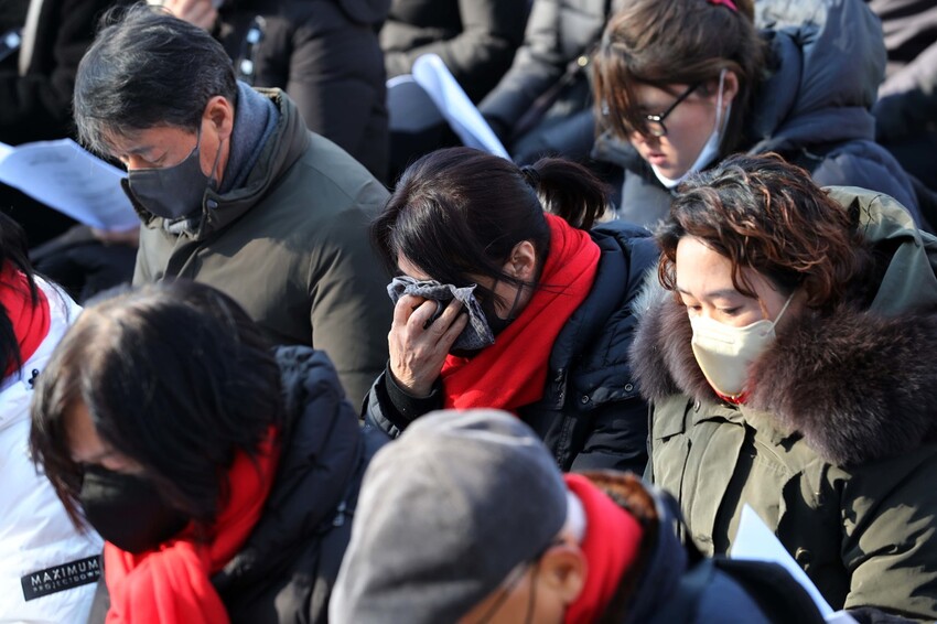 성공회 정의평화사제단, 나눔의집협의회 주최로 25일 오전 서울 용산구 10・29 이태원 참사 희생자 합동 분향소 앞에서 10·29 이태원 참사 추모와 연대의 성탄절 연합 성찬례가 열린 가운데 한 유가족이 눈물 흘리고 있다. 김혜윤 기자 unique@hani.co.kr