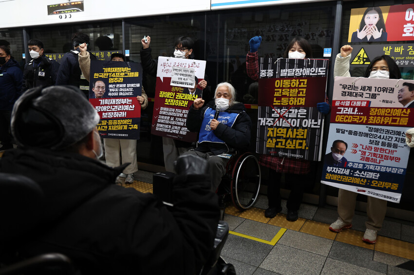 25일 오전 서울 혜화역에서 전국장애인차별철폐연대(전장연)가 지하철 선전전 중 관련 구호를 외치고 있다. 연합뉴스