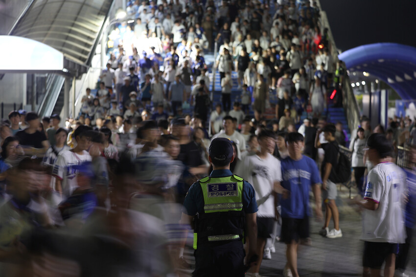 삼성과 LG의 프로야구 경기가 열리는 대구 야구장에서 '흉기 난동'을 부리겠다는 예고 글이 올라온 5일 오후 대구 삼성라이온즈파크에서 경찰이 만일의 상황에 대비하고 있다. 연합뉴스