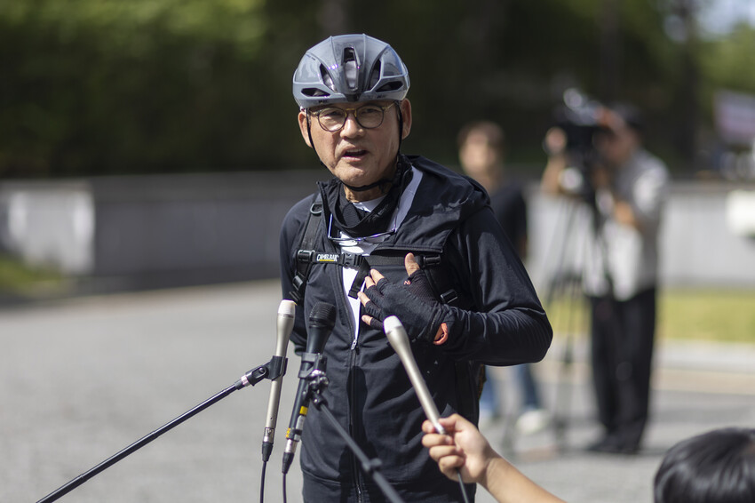 유인촌 문화체육관광부 장관 후보자가 14일 오전 서울 종로구에 마련된 청문회 준비 사무실로 출근하며 취재진 질문에 답하고 있다. 연합뉴스