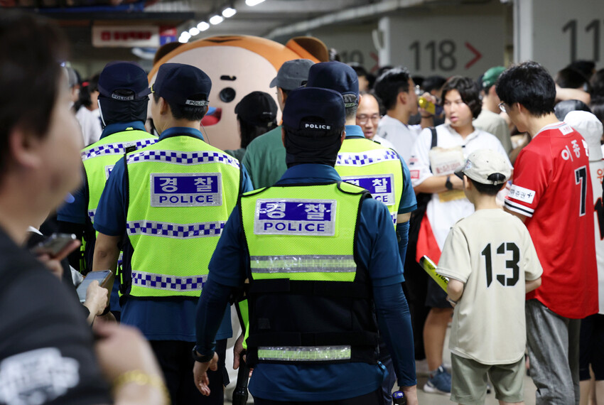 최근 인터넷에 살인협박 예고 게시글이 이어지고 있는 가운데 지난 8일 광주기아챔피언스필드에서 경찰이 순찰하고 있다. 연합뉴스