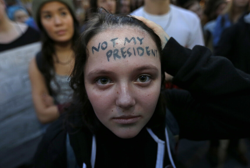 2016년 11월 미국 대선 직후, 도널드 트럼프 당선에 항의하는 시위에 참가한 한 여성이 이마에 ‘나의 대통령이 아니다’라는 구호를 쓴 걸 보여주고 있다. 시애틀/AP 연합뉴스