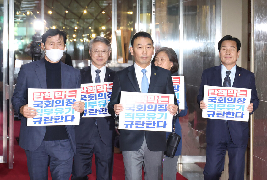 더불어민주당 김용민 의원 등이 10일 이동관 방통위원장 탄핵안 처리를 위한 본회의 개최를 요구하며 국회의장실을 항의 방문하고 있다. 연합뉴스