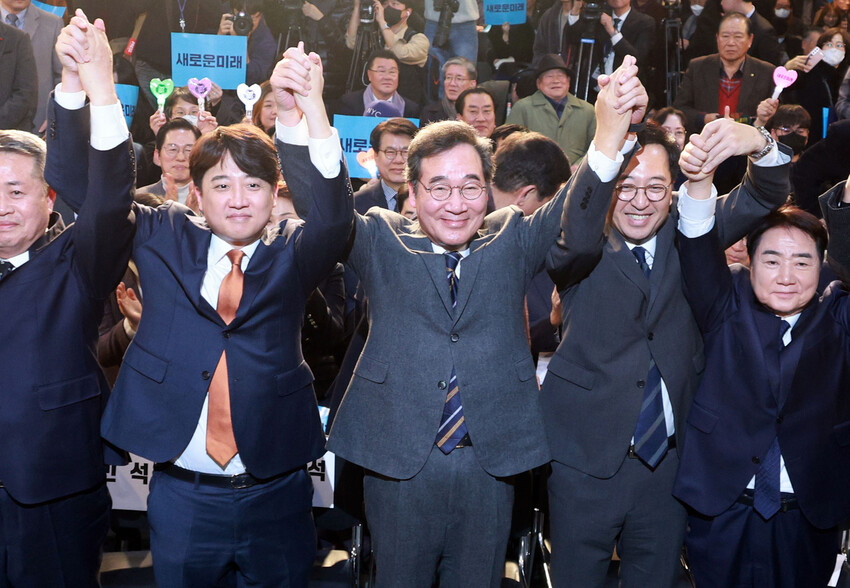 더불어민주당을 탈당한 이낙연 전 대표가 16일 오후 서울 동작구 서울여성플라자에서 열린 ‘새로운미래’(가칭) 출범식에서 참석자들과 함께 기념사진을 찍고 있다. 왼쪽부터 이준석 개혁신당(가칭) 정강정책위원장, 이낙연 전 민주당 대표, 금태섭 새로운선택 공동대표, 이석현 전 국회부의장. 연합뉴스