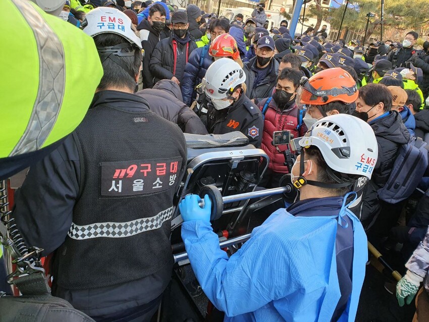 27일 오전 서울 강북구 강북구청에서 농성 중이던 노동자들을 경찰과 소방이 연행하고 있다. 전국민주일반노조 제공