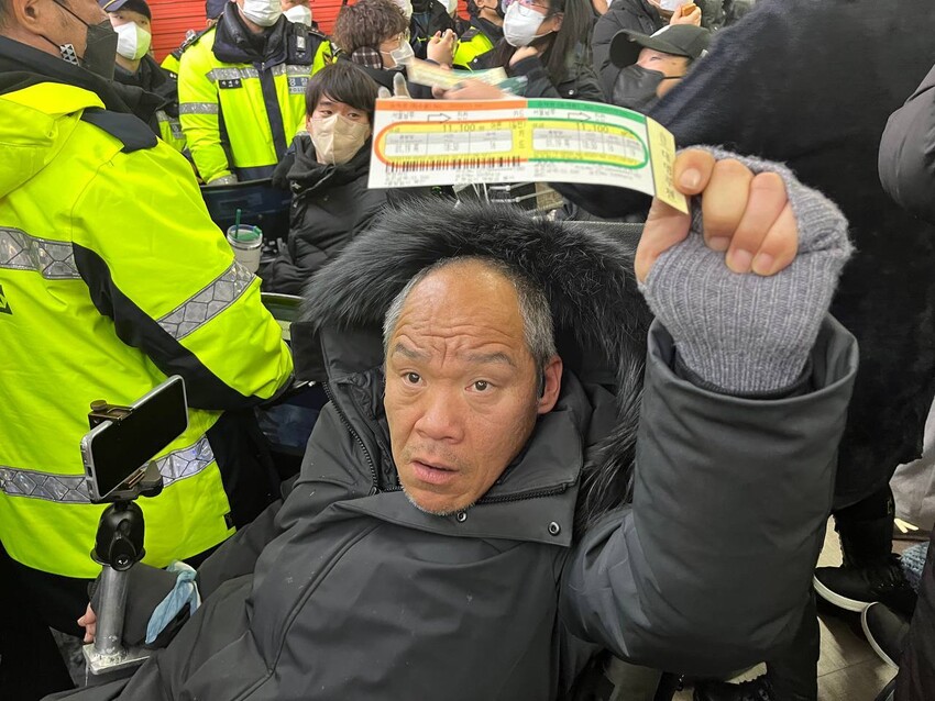 19일 오후 5시30분께 서울 서초구 남부터미널에서 경찰이 휠체어를 탄 전국장애인차별철폐연대(전장연) 활동가들이 버스 탑승을 막고 있다. 전장연 제공