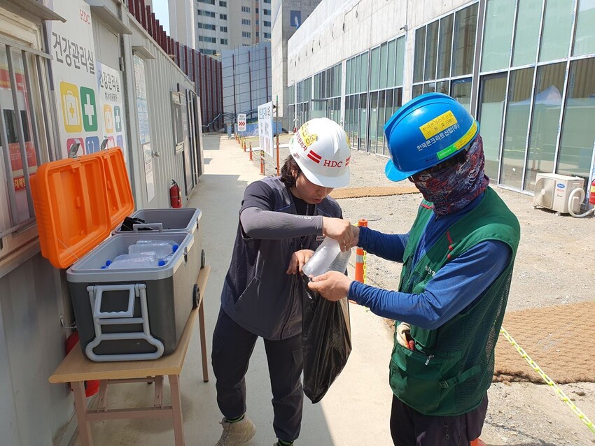 19일 경기도 광주시 송정동 한 건설현장에서 폭염에 대비해 노동자들에게 얼음물을 나눠주고 있다. 건설노동자 ㄱ씨 제공