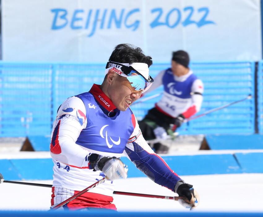 신의현이 8일 중국 장자커우 바이애슬론센터에서 열린 2022 베이징겨울패럴림픽 바이애슬론 중거리 좌식 경기에서 질주하고 있다. 연합뉴스