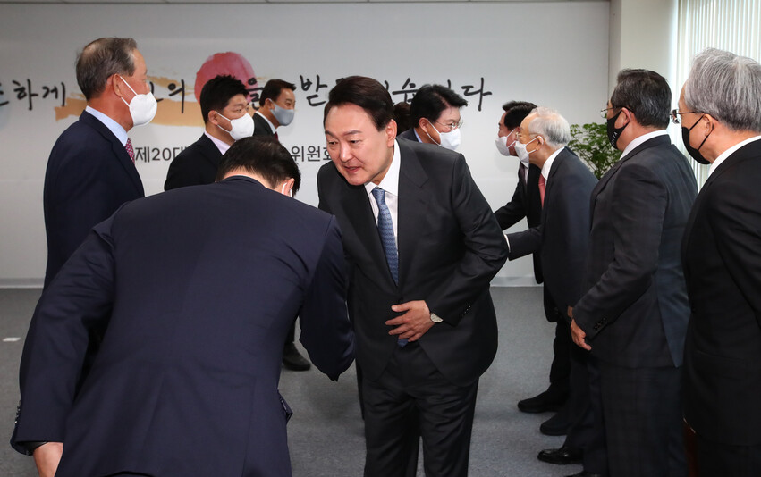 윤석열 대통령 당선자가 지난 21일 서울 종로구 대통령직인수위원회 사무실에서 경제6단체장들과 오찬 회동을 하기에 앞서 인사하고 있다. 연합뉴스