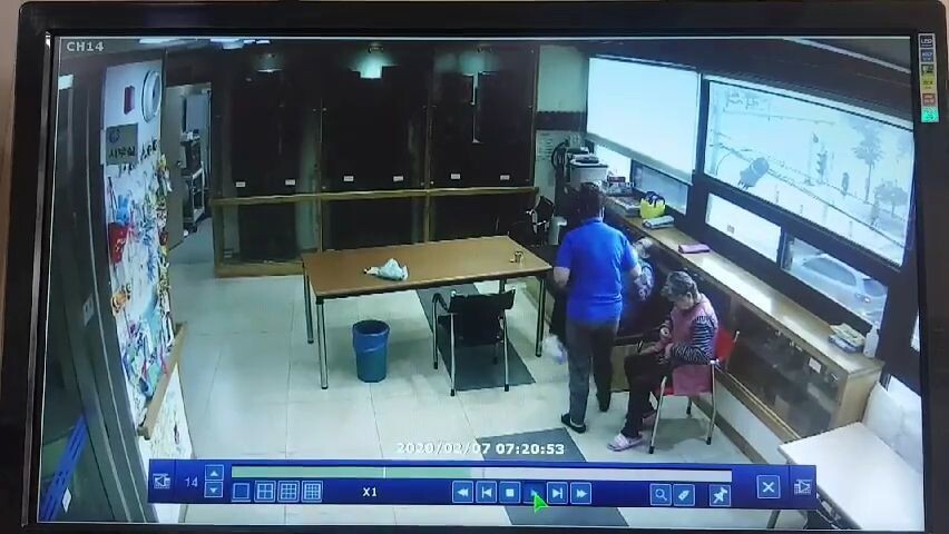 7일 오전 7시께 경북 구미의 ㄱ요양원에서 요양보호사가 이아무개(87)할머니의 얼굴을 손으로 치는 듯한 장면. 시시티브이(CCTV) 영상 갈무리. 이 할머니 가족 제공.