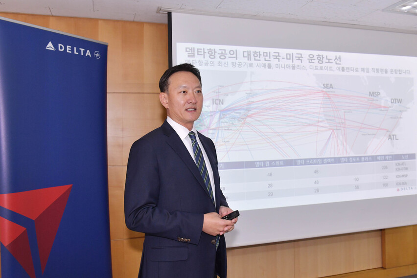 김성수 델타항공 한국 대표가 31일 인천 중구 엘에스지(LSG)스카이셰프에서 델타항공 새 메인캐빈(일반석) 서비스를 소개하고 있다. 델타항공 제공
