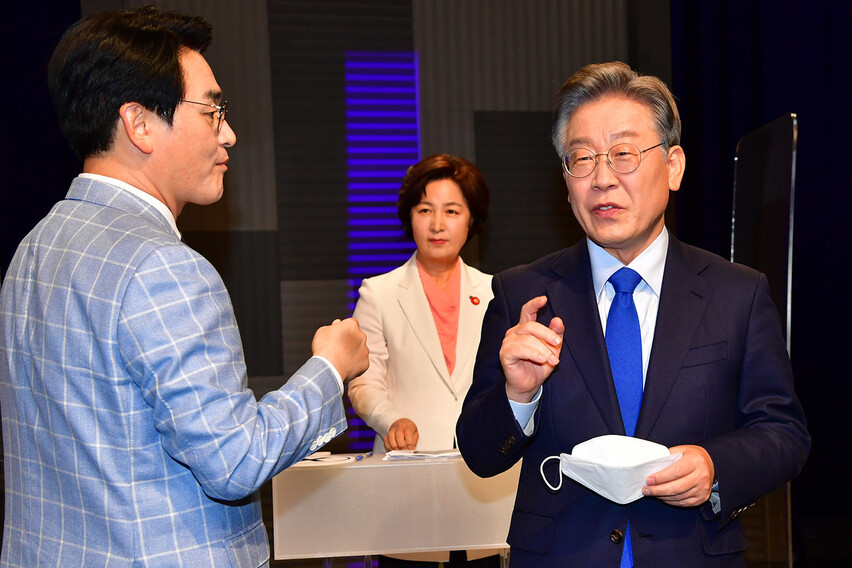 더불어민주당 대선 예비후보자인 이재명 경기지사(오른쪽 부터)와 추미애 전 법무부 장관, 박용진 의원이 6일 서울 마포구 MBC 방송센터에서 합동 토론회를 준비하고 있다. 국회사진기자단