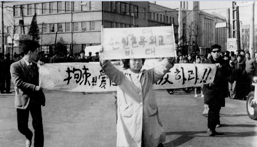 지난 2015년 일본 하시마에 찾아온 관광객들의 모습. 강제 징용된 조선인에게는 지옥섬으로 악명 높았던 하시마는 이후 관광지로 변모했다. &lt;한겨레&gt; 자료 사진