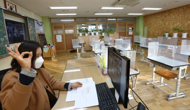 지난 13일 서울의 한 초등학교에서 열린 비대면 졸업식의 모습. 사진공동취재단