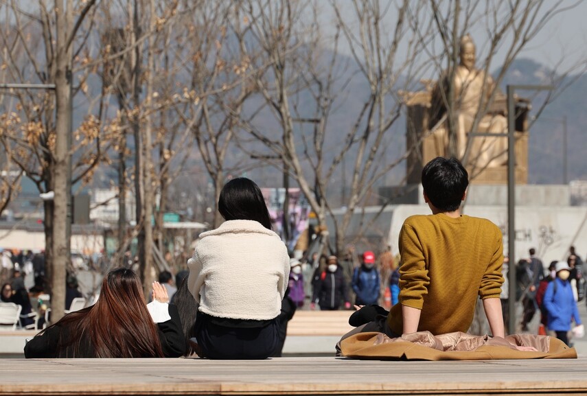 직장인들이 봄 햇살을 받으며 서울 광화문광장에서 휴식을 취하고 있다. 강창광 선임기자 chang@hani.co.kr