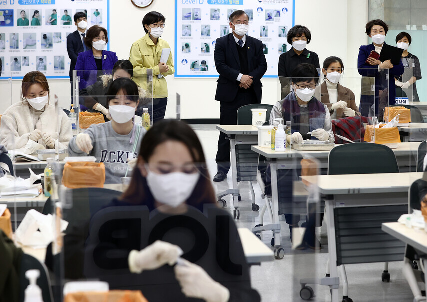 4일 오후 서울 중구 간호인력취업교육센터에서 코로나19 예방접종 간호사 직무교육이 열렸다. 연합뉴스