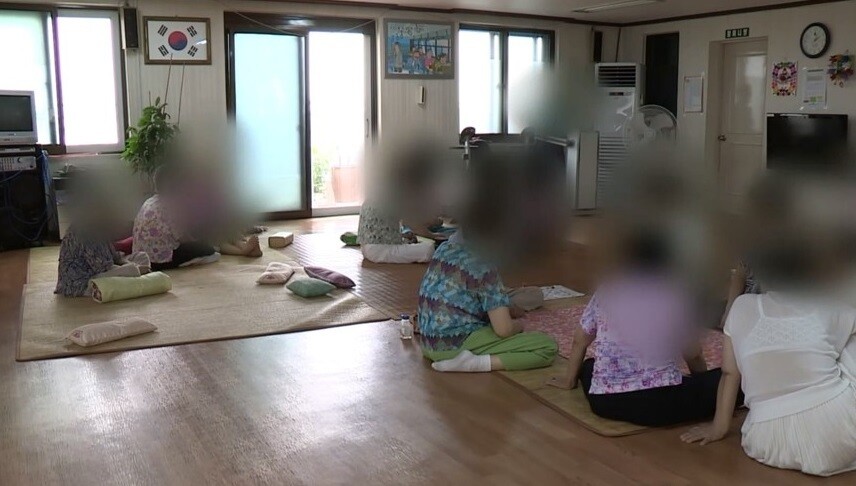 경로당 안에서 노인들이 이야기를 나누고 있다. 연합뉴스