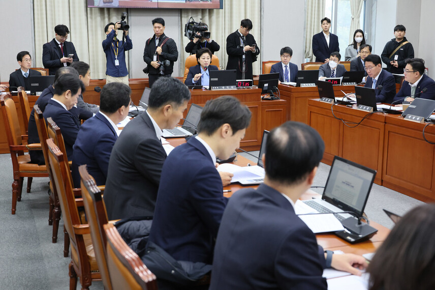 남인순 정치개혁특별위원회 위원장이 5일 오전 국회에서 열린 정치개혁특별위원회 전체회의를 주재하고 있다. 연합뉴스