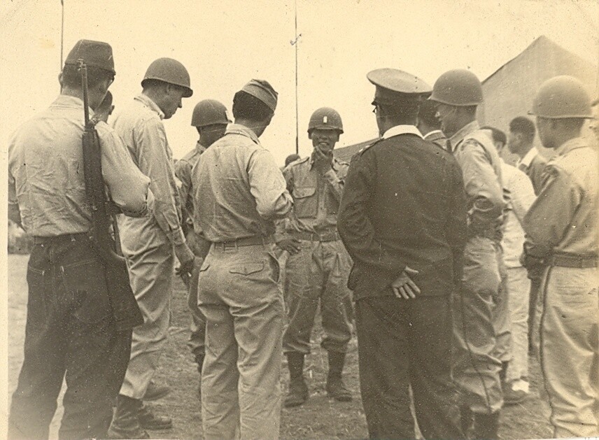 1948년 6월 제주도에서 경비대 11연대장을 비롯한 장교들과 미군 고문관들이 이야기하고 있다.