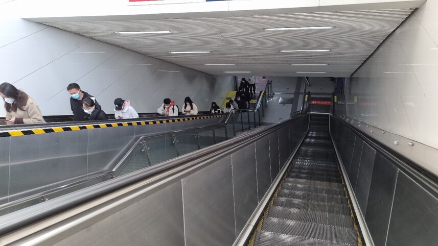 21일 오전 중국 베이징 차오양구 왕징동 지하철역에서 승객들이 나오고 있다. 베이징/최현준 특파원