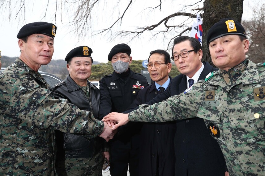 17일 오후 국립서울현충원에서 5·18민주화운동단체(부상자회·공로자회·유족회) 임원들과 대한민국 특전사 동지회 회원들이 5·18 당시 숨진 계엄군의 묘소를 찾아 참배하기 전 손을 맞잡은 채 기념사진을 찍고 있다. 김혜윤 기자