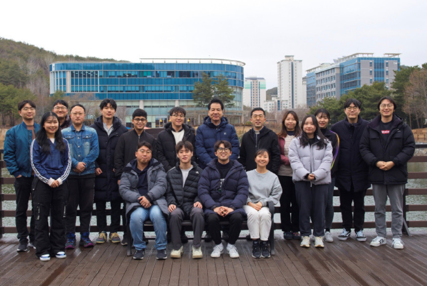 이번 연구를 진행한 연구진. 앞 줄 왼쪽에서 두번째와 세번째가 이번 연구의 공동 제1저자인 박재왕·김종범 연구원, 뒷 줄 왼쪽에서 여덟번째가 교신저자로 연구를 이끈 석상일 교수다. 울산과학기술원 제공