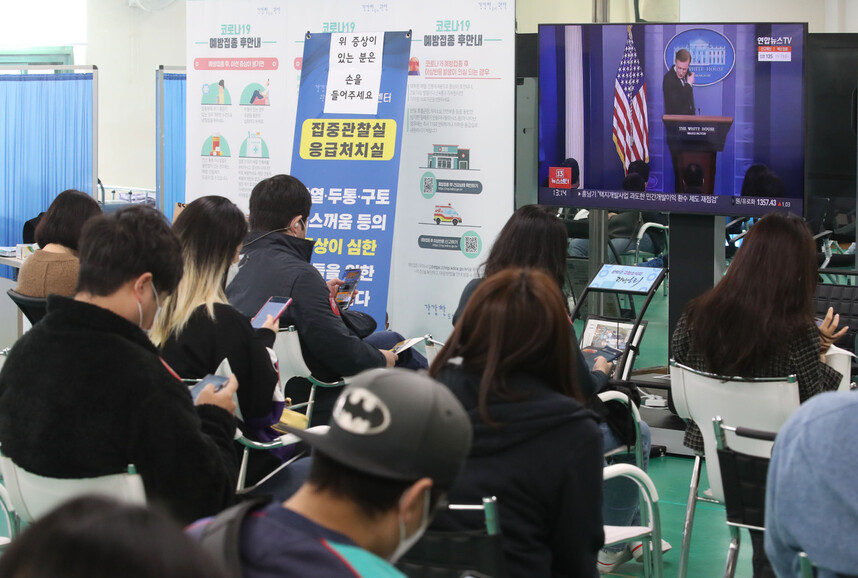 27일 이날 오후 서울 관악구민종합체육센터 코로나19 예방접종센터에서 시민들이 접종 이후 이상반응 관찰을 위해 대기하고 있다. 연합뉴스