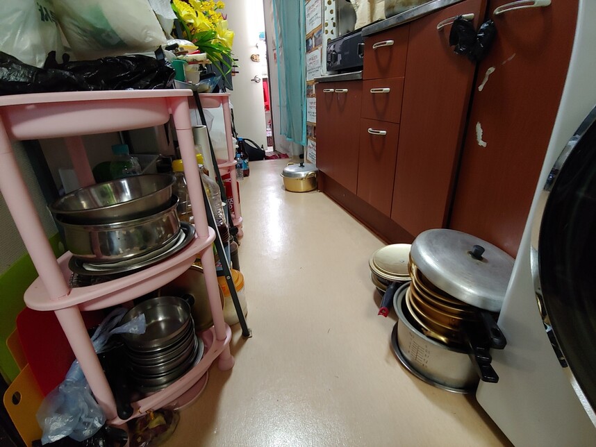 숨진 정씨의 옆집에 사는 주민 지아무개씨는 상부장에 그릇을 넣지 않고 바닥에 놓고 산다. 서혜미 기자 ham@hani.co.kr