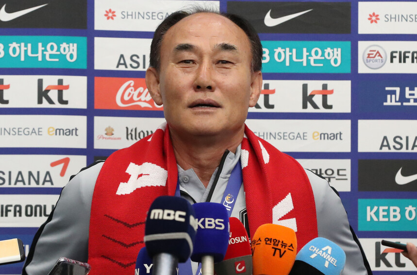 2020 아시아축구연맹(AFC) 23살 이하(U-23) 챔피언십에서 한국팀의 이 대회 사상 첫 우승을 이끈 김학범 감독이 28일 오전 인천공항을 통해 금의환향한 뒤 취재진의 질문에 답하고 있다. 영종도/연합뉴스