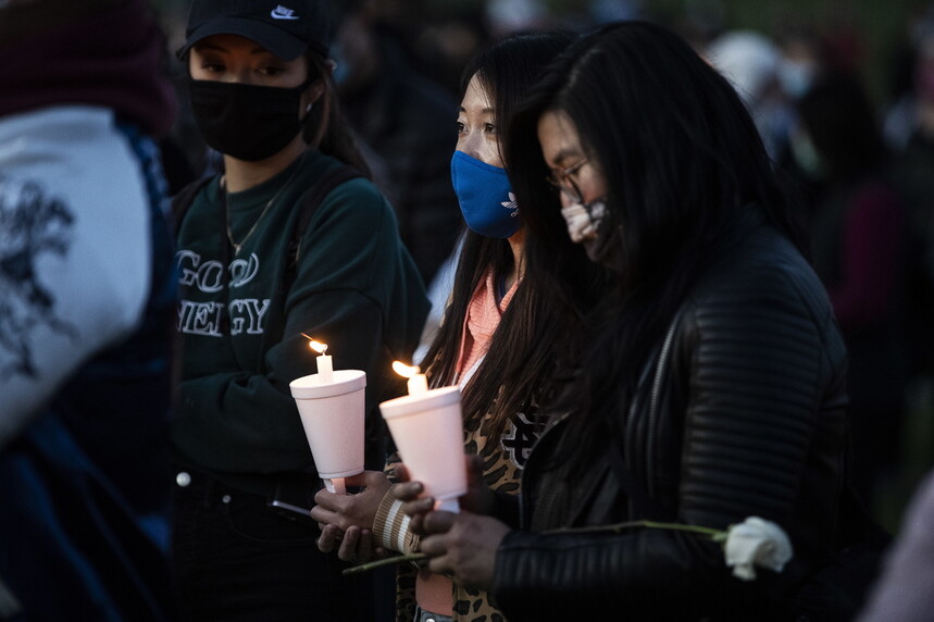 20일 미국 캘리포니아주 앨햄브라에서 열린 애틀랜타 총격 사건 항의 촛불 시위에서 시민들이 촛불을 들고 시위에 참가하고 있다. 앨햄브라/EPA 연합뉴스