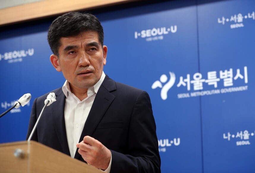 황인식 서울시 대변인이 15일 서울시청에서 `직원 인권침해 진상규명에 대한 서울시 입장'을 밝히고 있다. 강창광 선임기자 chang@hani.co.kr