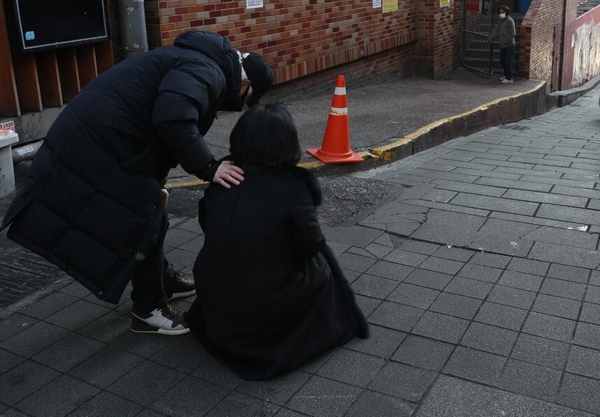 10.29 이태원 참사 희생자 고 이지한씨 어머니인 조미은씨와 남편 이종철씨가 새해 첫날인 1일 낮 참사 현장인 서울 용산구 이태원 해밀톤호텔 옆 골목길을 처음 찾은 뒤 오열했다. 처음 참사 현장을 찾았다는 조씨는 “그동안 무서워서 못 찾았다. 참사 현장을 찾으려고 해도 내 아들과 여기서 숨진 아이들의 비명소리가 들릴 것 같아서 못 왔다”라며 골목길에 주저앉아 오열했다. 부부는 오가는 사람의 인적없는 골목길에서 한참을 통곡했다. 김봉규 선임기자 bong9@hani.co.kr