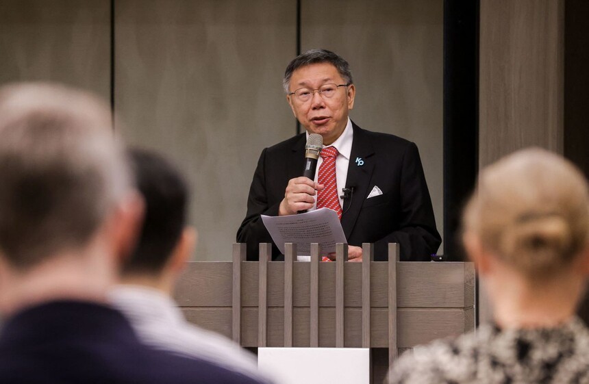 대만 총통 선거에 출마한 커원저 민중당 후보가 24일 타이베이에서 기자회견을 하고 있다. 타이베이/AFP 연합뉴스