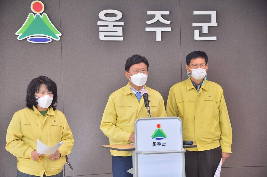 이선호 울산 울주군수는 15일 기자회견을 열어 전 군민을 대상으로 한 코로나19 전수검사 계획을 밝혔다. 울주군 제공