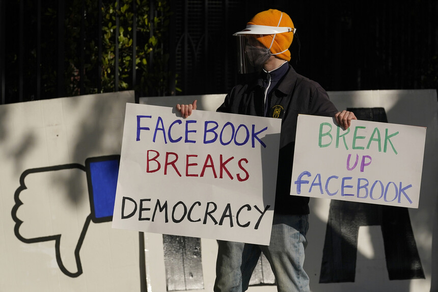 지난달 21일 미국 샌프란시스코에 한 시민이 ‘페이스북을 깨뜨리라’는 팻말을 들고 있다. 샌프란시스코/AP 연합뉴스