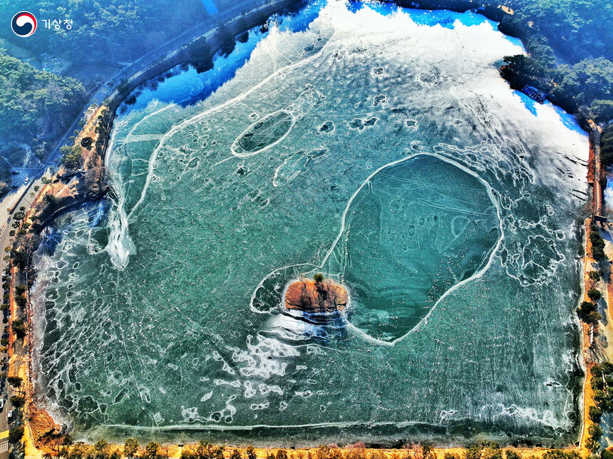 동상을 수상한 남상우씨의 ‘빙하’. 지난 1월 충청북도 제천에 위치한 의림지가 연이은 한파로 얼어붙은 모습을 드론을 이용해 촬영했다. 기상청 제공