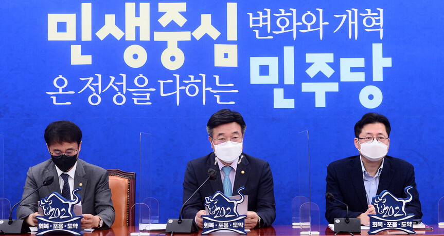 더불어민주당 윤호중 원내대표 겸 비상대책위원장이 20일 서울 여의도 국회에서 열린 원내대책회의에 참석, 발언하고 있다. 연합뉴스