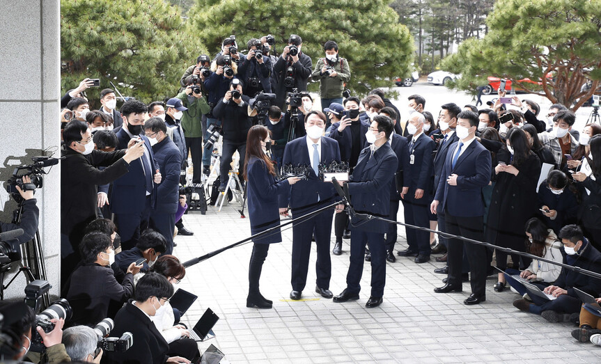 윤석열 검찰총장이 4일 오후 서울 서초구 대검찰청 들머리에서 사퇴 의사를 밝히고 있다. 문재인 대통령은 이를 한시간 남짓 만에 바로 수용했다. 김혜윤 기자 unique@hani.co.kr